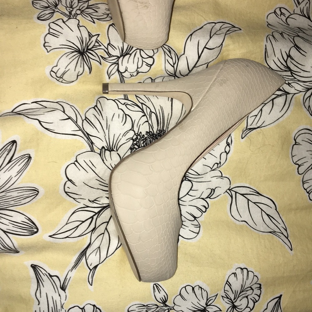 HEELS - Picture 3 of 3